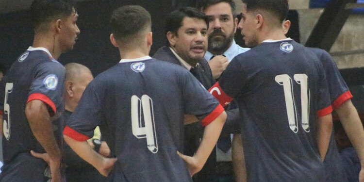 TODO LISTO. Romero, junto al AT Lozina, en plena charla. Nuevo desafío.