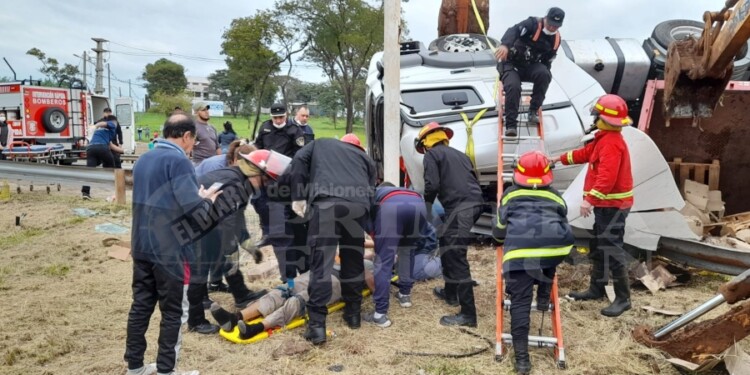 Vuelco de camión que transportaba aceite: así fue el rescate del conductor