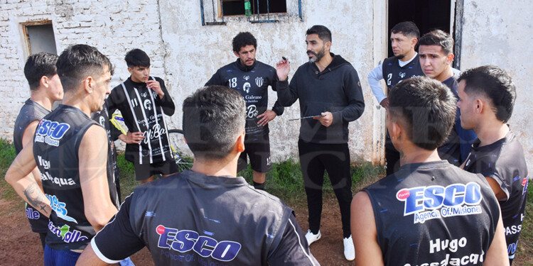 ÚLTIMAS INDICACIONES. Juan Eluchans, pizarra en mano, habla con sus dirigidos antes del juego con Estudio Galeano.