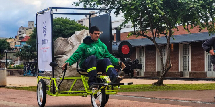 PROBADOS. Los triclo-carros van en sintonía con la sustentabilidad y también podrían retirar, mediante la App, residuos previamente separados (Gentileza Municipalidad de Posadas)