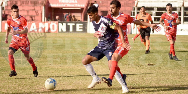 DURO. Alan Almirón la aguanta. Así se jugó ayer por la tarde en el Clemente Argentino Fernández de Oliveira.