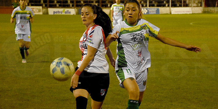 EN JUEGO. El domingo por la noche, Guaraní y La Picada empataron 1-1 y las franjeadas sellaron el pase a la final.