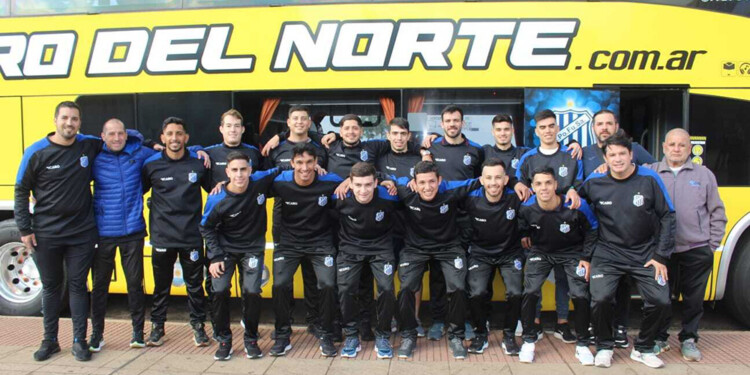 A DAR TODO. El plantel posadeño, ayer por la tarde, antes de subirse al colectivo para partir hacia Mendoza.