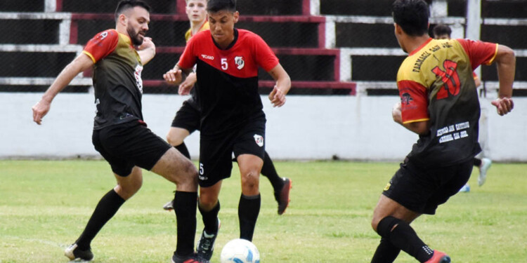 POR LOS PUNTOS. Regional y Guaraní jugaron un amistoso el año pasado.
