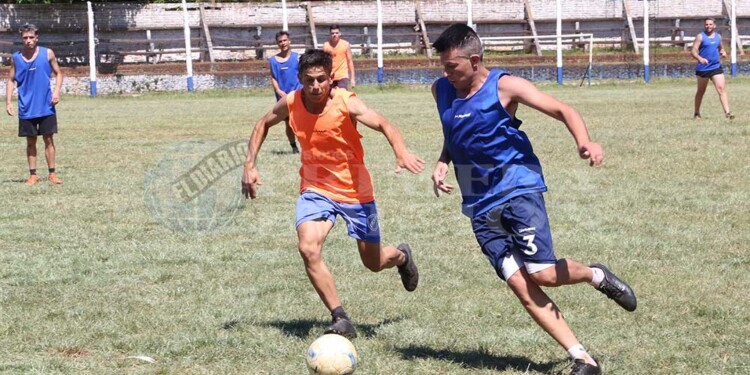 EXPECTATIVA. El Decano obereño trabajó durante la semana en su cancha, escenario de la definición hoy, desde las 15. Expectativa en la Zona Centro.