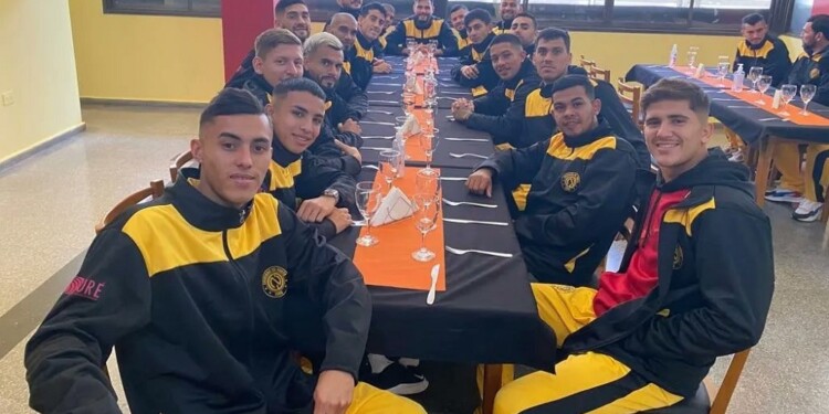 ALMUERZO. Los jugadores del Colectivero en la comida del mediodía de ayer.
