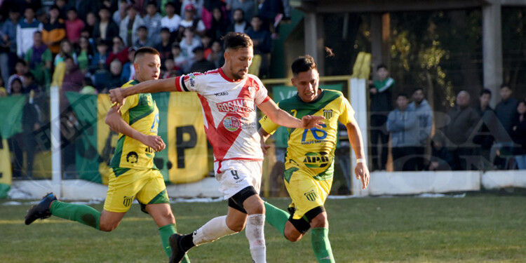 PRIMER PASO. Gastón Caruso se la lleva ante la marca de Exequiel Urunaga. El delantero marcó el único gol para la victoria de La Franja.