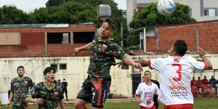 CUMPLIÓ. Néstor Barrientos, ganando en el salto, convirtió el gol del local.