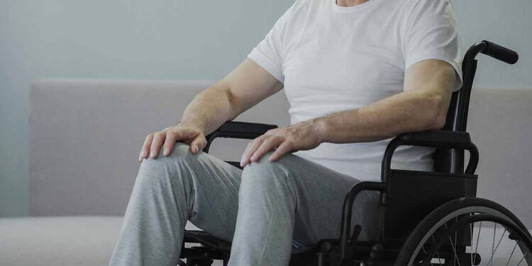 ELA. Antes de los 65 años, la enfermedad es más común en hombres pero a partir de los 70 la diferencia desaparece.