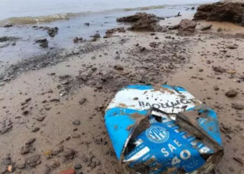 Latas de más de seis décadas aparecieron en la orilla del río Paraná