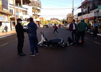 Un motociclista lesionado tras impactar contra un automóvil