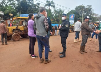 Movilizaron sus tractores para exigir mejoras de un camino terrado