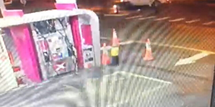 COLISIÓN. En la imagen se observa la Toyota luego de impactar a la moto.