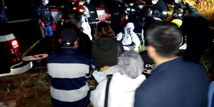 VIERNES POR LA NOCHE. Policía Científica finaliza el rescate de los restos del menor en el bañado del barrio Prosol obereño.
