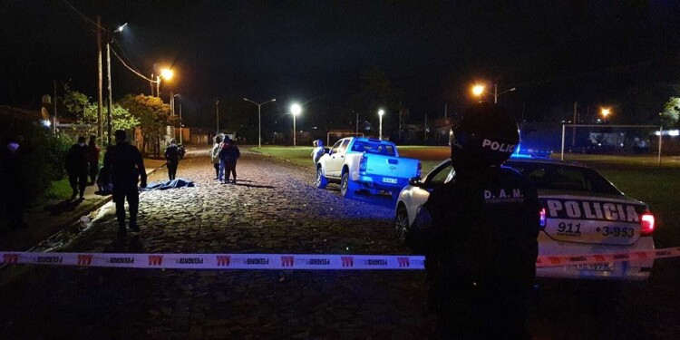 CALLE 131 A. Frente a una cancha de fútbol del barrio de la zona sur posadeña Silva fue hallado sin signos vitales, horas después atraparon al presunto agresor.