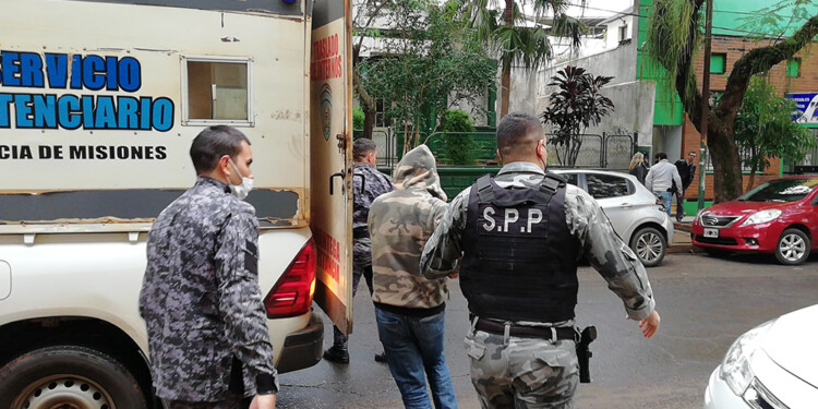 NUEVO ALOJAMIENTO. Los camaristas resolvieron que el condenado (con capucha en la imagen) cumpla la pena en la Unidad Penal 1 de Loreto del SPP.