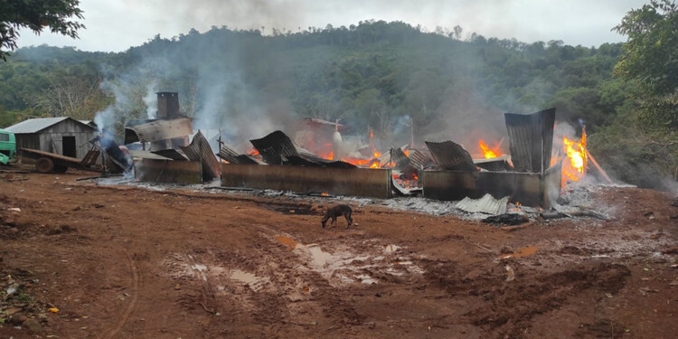 DAÑOS. Las llamas se propagaron rápidamente y destruyeron la casa.