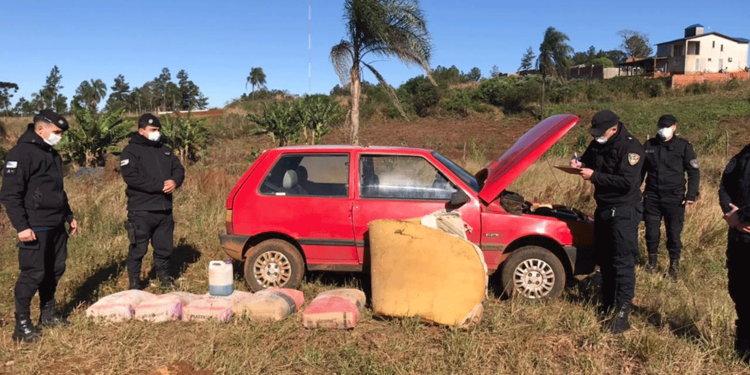 El brasilero actuaba sospechoso intentando arrancar el Fiat Uno.