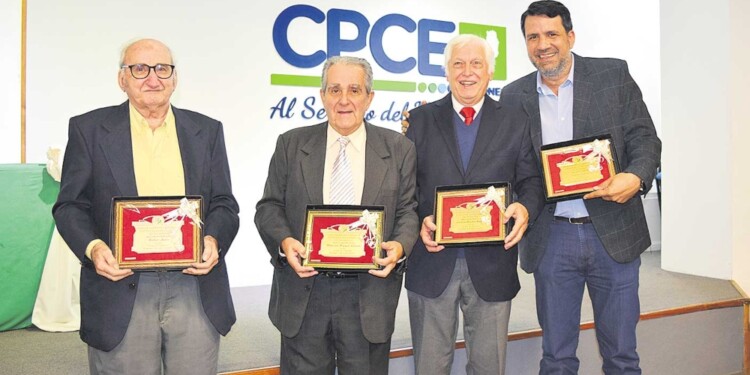 AL SERVICIO DE LA PROFESIÓN. Celebraron sus cincuenta años de graduados en Ciencias Económicas.