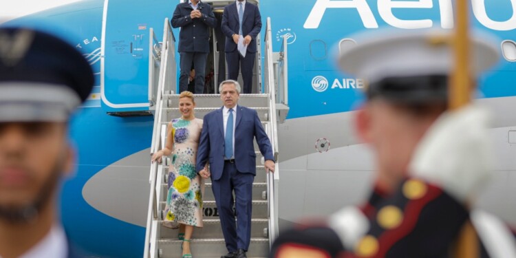 zzzznacp2NOTICIAS ARGENTINAS BAIRES, JUNIO 8: El presidente Alberto Fernández llegó junto a la primera dama Fabiola Yáñez esta mañana a las 11.40 (hora argentina) al Aeropuerto Internacional de Los Ángeles, ciudad en la que participará de la IX Cumbre de las Américas. Foto NA: PRESIDENCIAzzzz