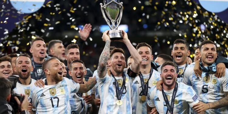 zzzznacd2NOTICIAS ARGENTINAS BAIRES, JUNIO 1: Los jugadores de la selección argentina festejan luego de derrotar a Italia en la Finalissima. Foto NA: COPA AMERICAzzzz
