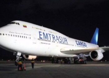 Prohibieron la salida del país de los tripulantes del avión retenido en Ezeiza