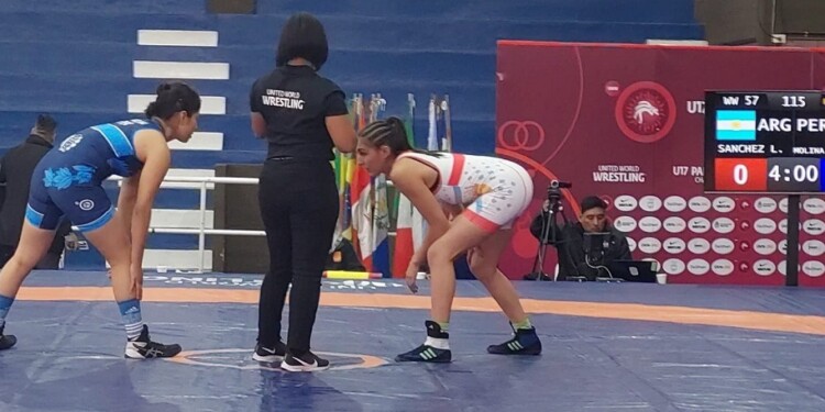 PURA POTENCIA. Azul, a la derecha, ayer, en la pelea por el bronce, en el centro de lucha del CeNARD.