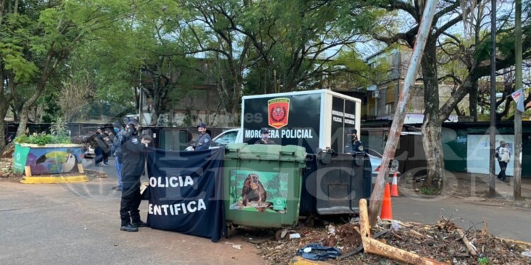 LUGAR. En un contenedor de residuos del boulevard de la avenida Andresito, entre Lavalle y Francisco de Haro.