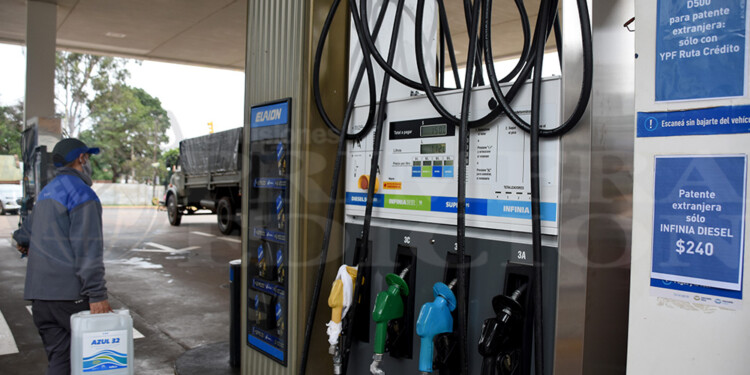 VENTAS. En las diferentes estaciones de YPF de Misiones se observan los carteles donde se indica la medida.