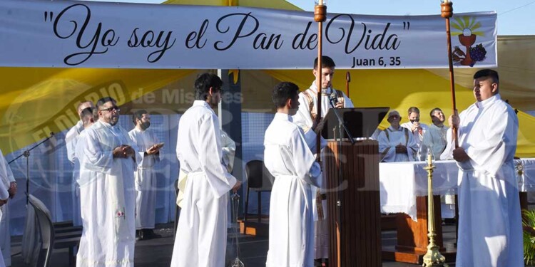 Multitudinario Corpus Christi en Posadas