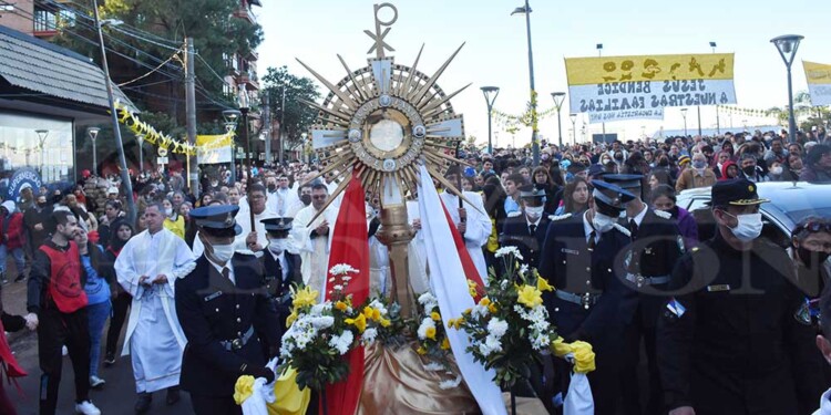 Multitudinario Corpus Christi en Posadas