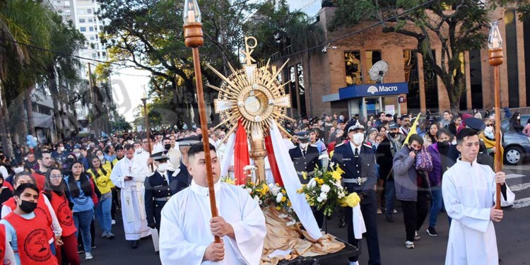Multitudinario Corpus Christi en Posadas