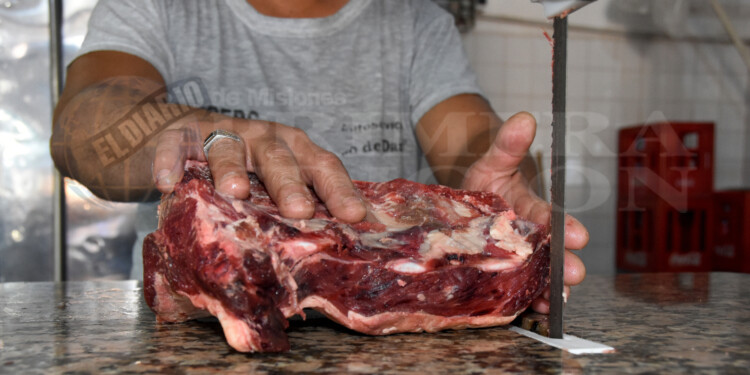 AFECTADOS. Por la crisis económica, las familias deben ajustarse hasta en la compra de alimentos para llegar a fin de mes.