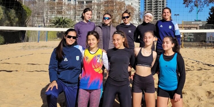 POR PARTIDA DOBLE.Junto a la selección Juvenil de Vóleibol de Playa. Las misioneras Cecilia Melgarejo (primera abajo izquierda) actuó como entrenadora y Serena Contrera (al lado de Cecilia) como jugadora en la divisional Sub-14.