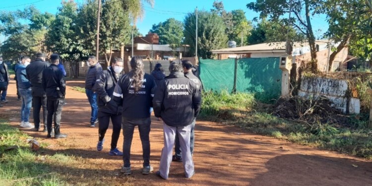 ZONA SUR DE POSADAS. En las calles 117 y 162 del barrio Aeroclub ayer fue allanada la vivienda donde golpearon hasta causarle la muerte al paciente psiquiátrico.