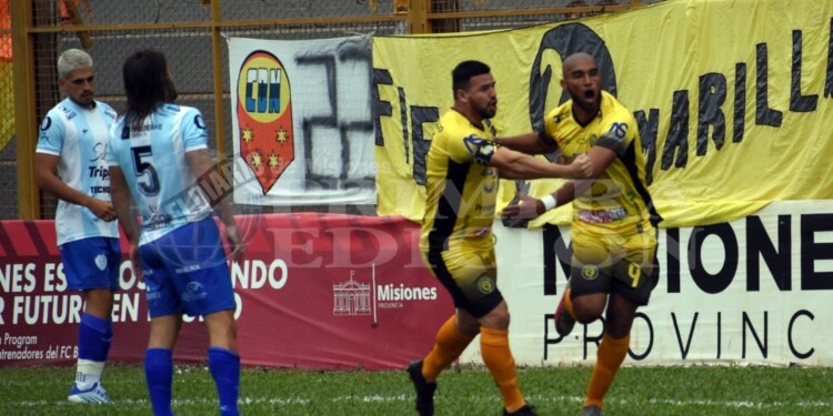 Cristian Campozano, en pleno festejo con "Pinti" Álvarez, abri el camino para Crucero.