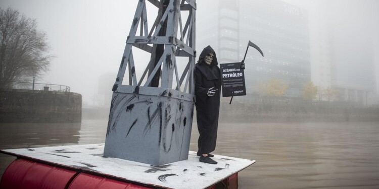La organización ambientalista Greenpeace instaló en Puerto Madero una torre petrolera de  tres metros de alto sobre el agua, para alertar por los peligros de la industria avanzando sobre el Mar Argentino. La actividad, que llevó el mensaje “No al petróleo en nuestro mar”, se desarrolló con motivo del Día Mundial de los Océanos, conmemorado cada 8 de junio.
