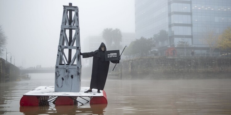 Una torre petrolera en Puerto Madero: el despliegue de Greenpeace por el Día Mundial de los Océanos