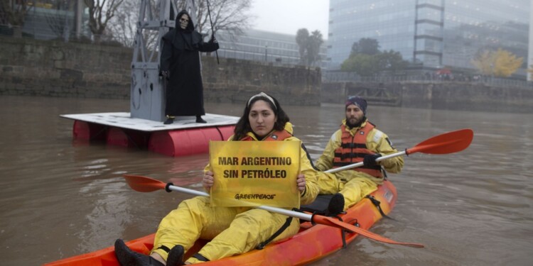 Una torre petrolera en Puerto Madero: el despliegue de Greenpeace por el Día Mundial de los Océanos