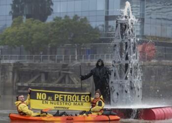Una torre petrolera en Puerto Madero: el despliegue de Greenpeace por el Día Mundial de los Océanos