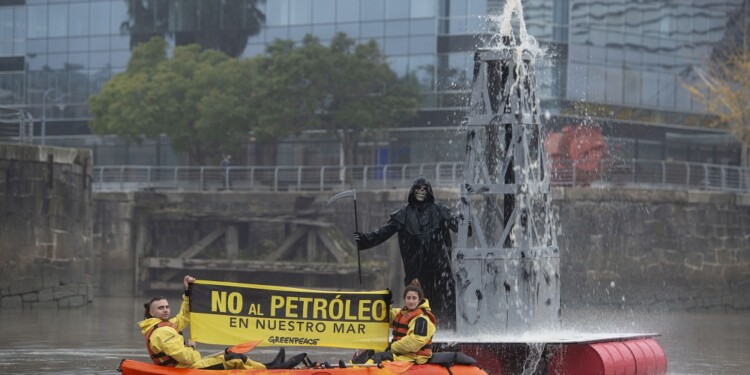 Una torre petrolera en Puerto Madero: el despliegue de Greenpeace por el Día Mundial de los Océanos