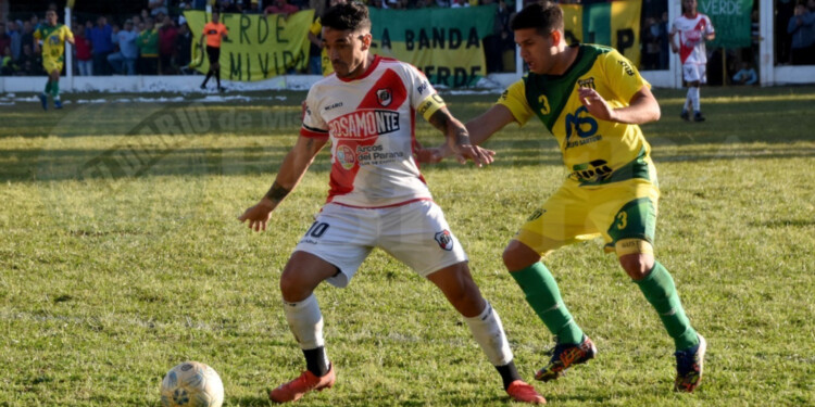 VENTAJA. El capitán Cristian Barinaga controla el balón ante la pegajosa marca del lateral Gustavo Martínez.
