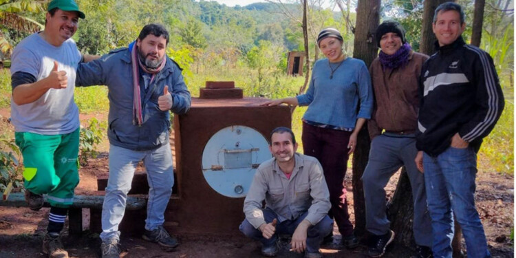 JORNADA. El horno quedó instalado en el merendero de la comunidad.