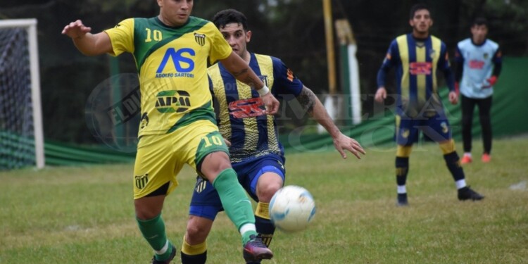 Esteban Gamarra (10) escapa a la marca de Kevin Llorian. El atacante de La Picada marcó el 1-0.