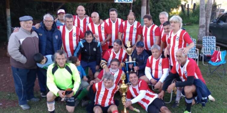 EL MEJOR DE TODOS. Luz y Fuerza es el merecido campeón del torneo de veteranos en cancha del Baliña./ Foto Gentileza Daniel Villador