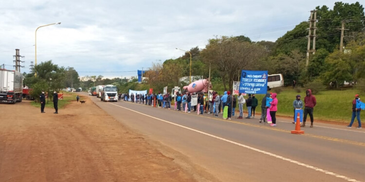 En Alem, integrantes del MTR y MAR cortaron la ruta nacional 14, en el acceso a la localidad.