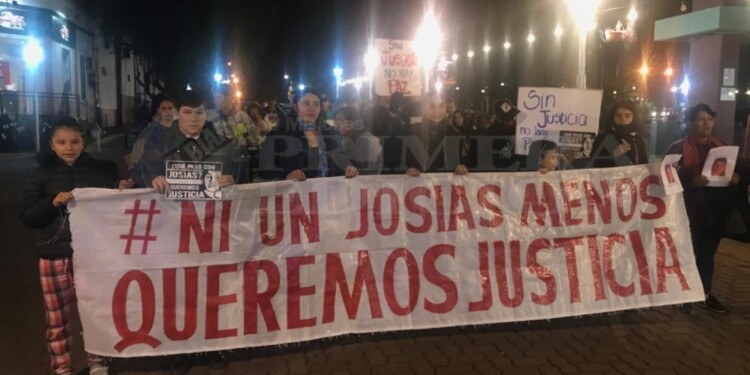 AL FRENTE. El padre de Josías encabezó la nueva marcha, ya que la madre del adolescente se encontraba con un cuadro gripal que le impidió asistir. / Foto: C. Olivera Schuster