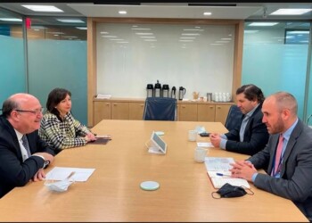 El Gobierno confía que aprobó la primera revisión y que llegarán los desembolsos