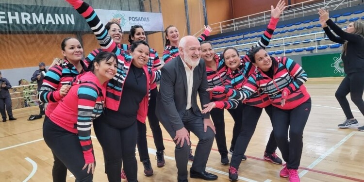 EN EL “FINITO”. Sardo dijo presente en la inauguración del Nacional de Máster, donde se sacó fotos con los equipos.