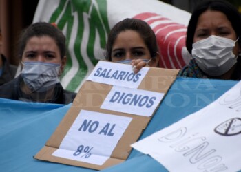 Trabajadores de la salud iniciaron paro de 48 horas: “El 8% no alcanza”